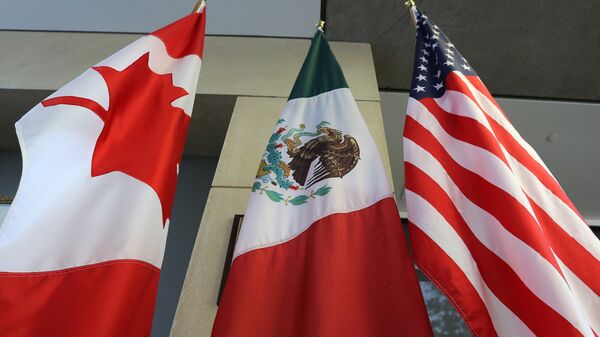 Флаги Канады, Мексики и США перед зданием во время третего раунда обсуждения актуализации соглашения НАФТА в Онтарио, Канада. Архивное фото