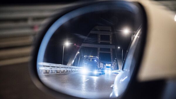 Грузовые машины на Керченском мосту