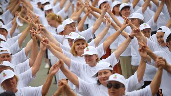 Участники массового флешмоба по зумбе в рамках проведения танцевального марафона Московское долголетие. Архивное фото
