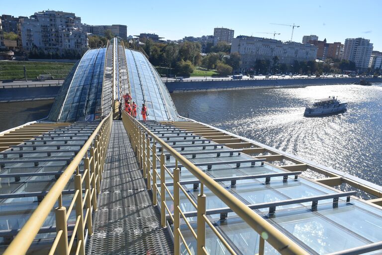 Промышленные альпинисты на крыше моста