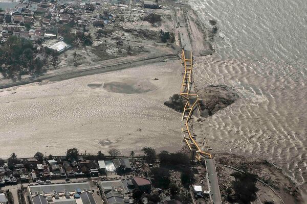 Мост разрушенный землетрясение и цунами в городе Палу, Сулавеси, Индонезия. 29 сентября 2018 года