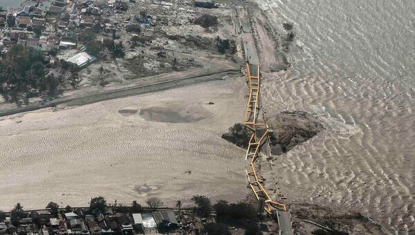 Мост разрушенный землетрясение и цунами в городе Палу, Сулавеси, Индонезия. 29 сентября 2018 года