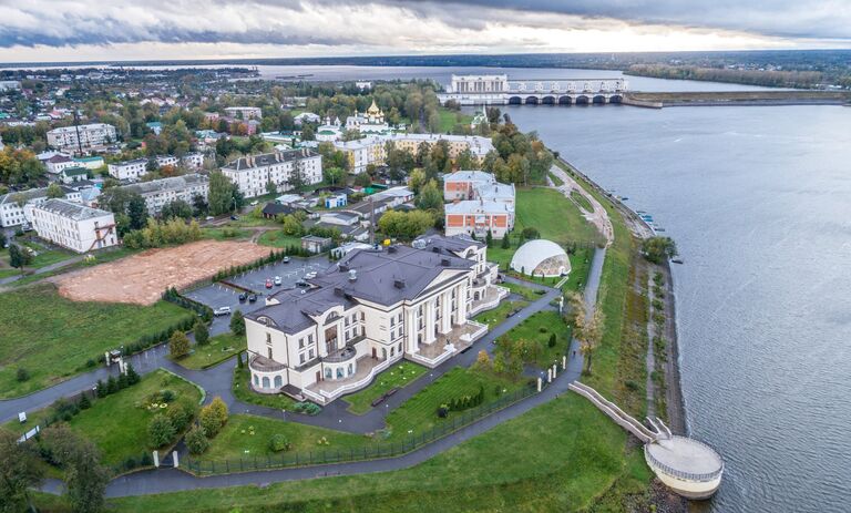 Вид на Углическую ГЭС, церковь Рождества Иоанна Предтечи на Волге и Воскресенский монастырь в городе Углич Вид на Углическую ГЭС, церковь Рождества Иоанна Предтечи на Волге и Воскресенский монастырь в городе Углич