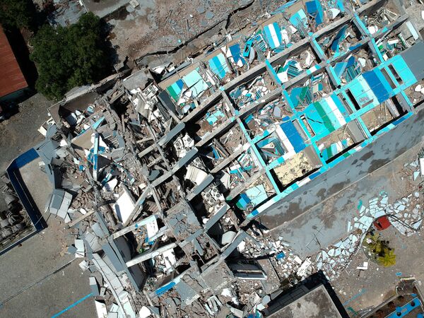 Развалины десятиэтажного отеля в Палу на острове Сулавеси, после сильного землетрясения, Индонезия. 30 сентября 2018