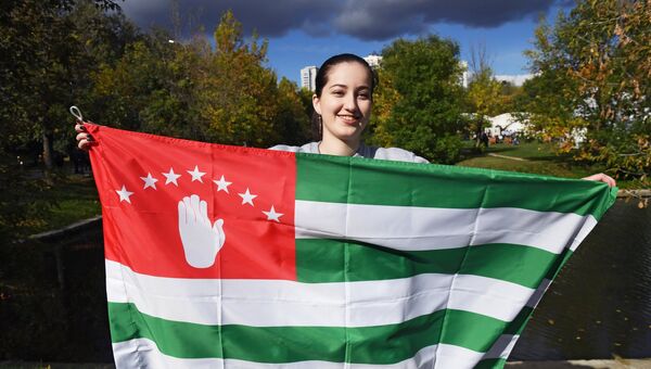 Девушка с национальным флагом Абхазии. Архивное фото