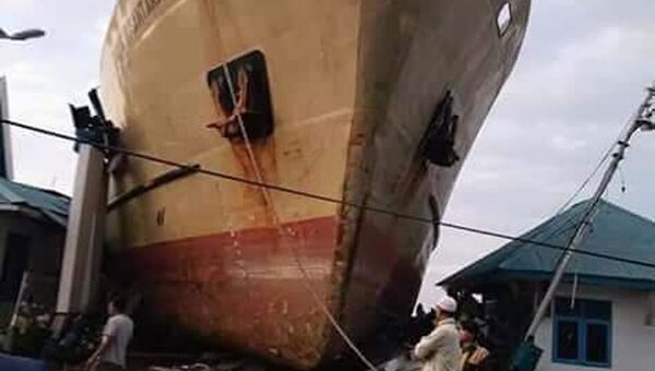 Корабль, снесенный на берег во время цунами в городе Палу, остров Сулавеси, Индонезия. 29 сентября 2018 года
