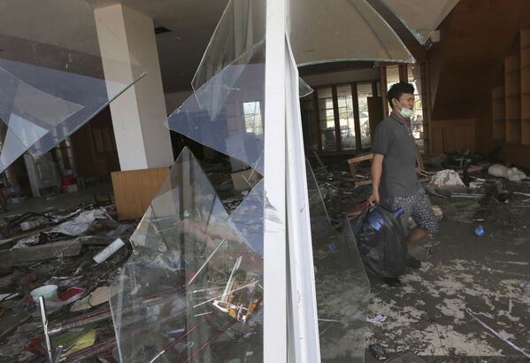 Последствия землетрясения в городе Палу, на острове Сулавеси в Индонезии. 30 сентября 2018 года