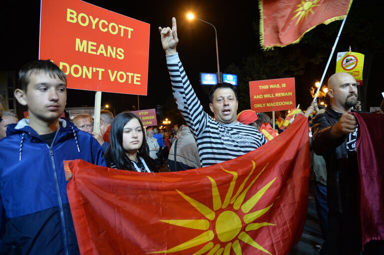 Оппозиционеры в центре города Скопье в день референдума о переименовании бывшей югославской Республики Македония в Республику Северная Македония. 30 сентября 2018 Оппозиционеры в центре города Скопье в день референдума о переименовании бывшей югославской Республики Македония в Республику Северная Македония. 30 сентября 2018