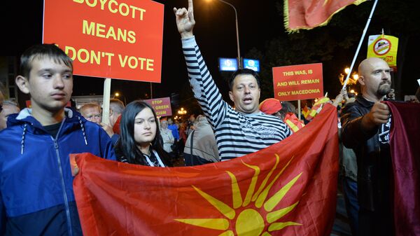 Оппозиционеры в центре города Скопье в день референдума о переименовании бывшей югославской Республики Македония в Республику Северная Македония. 30 сентября 2018