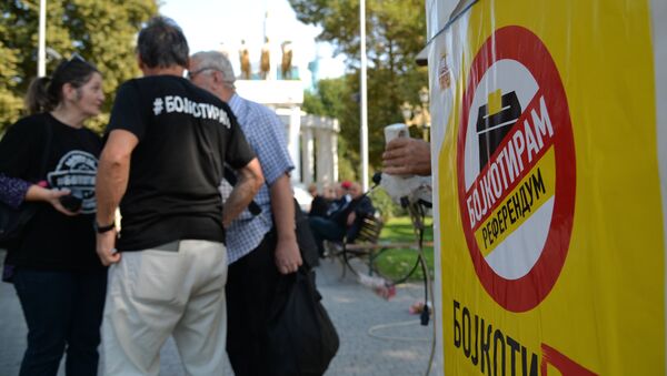 Участники протеста, призывающие бойкотировать референдум, напротив парламента в центре города Скопье в день референдума п о переименовании бывшей югославской Республики Македония в Республику Северная Македония. 30 сентября 2018