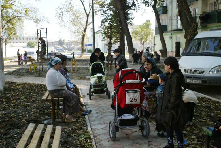 Жители многоэтажных домов во время землетрясения вышли на улицу