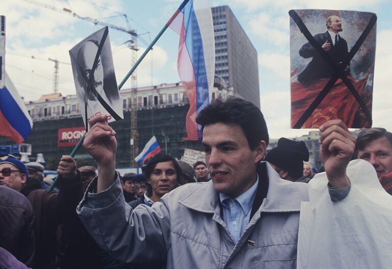 Во время митинга на Манежной площади. 1993 год Во время митинга на Манежной площади. 1993 год