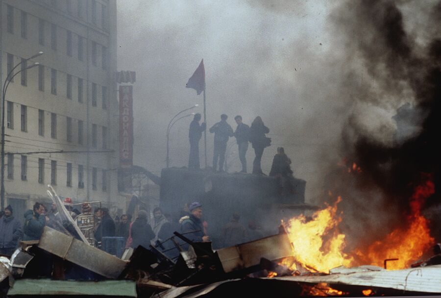 Баррикады сторонников ВС РФ на Смоленской площади. 2 октября 1993 года