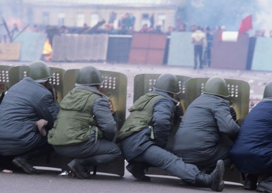 Оцепление ОМОН и баррикады сторонников ВС РФ на Смоленской площади. 2 октября 1993 года