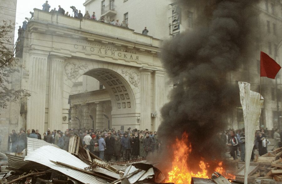 Баррикады на Смоленской площади. 2 октября 1993 года