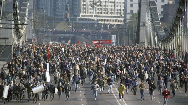 Сторонники Верховного Совета РФ после несанкционированного митинга на Октябрьской площади, прорвав оцепление ОМОН, двинулись к Смоленской площади. 1993 год