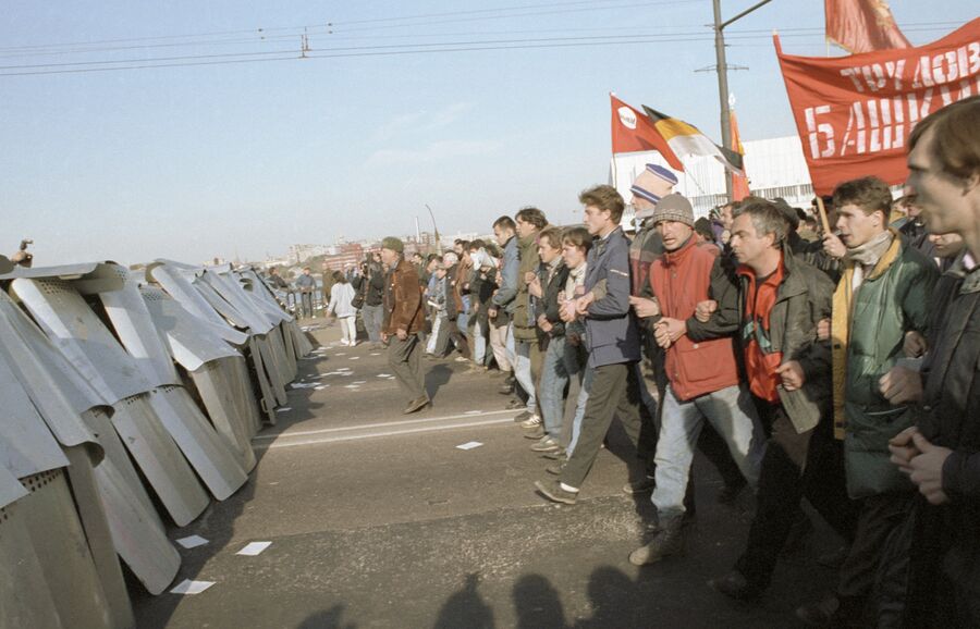 Участники митинга на Октябрьской площади, прорвавшие оцепление ОМОНа у Крымского моста двигаются к Смоленской площади в октябре 1993 г.