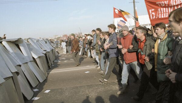 Участники митинга на Октябрьской площади, прорвавшие оцепление ОМОНа у Крымского моста двигаются к Смоленской площади в октябре 1993 г. Архивное фото
