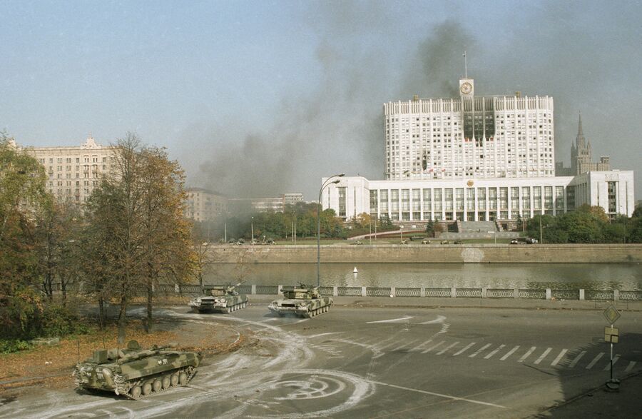 Правительственные войска направляются к зданию Верховного Совета в октябре 1993 г.