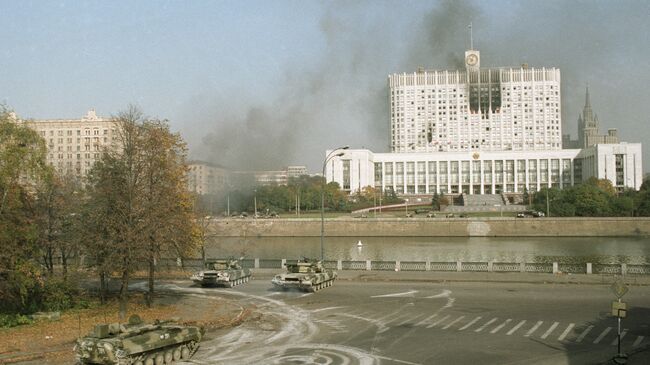 Правительственные войска направляются к зданию Верховного Совета в октябре 1993 г.