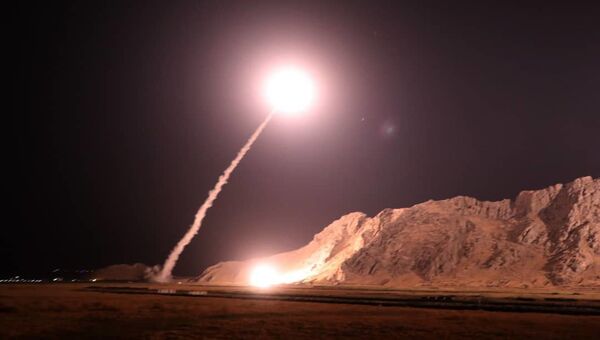 Запуск ракет класса земля-земля из города Керманшах в Иране по позициям боевиков на восточном берегу Евфрата в Сирии. 1 октября 2018