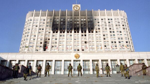 Бойцы спецотряда МВД РФ «Альфа» контролируют вход в здание Верховного Совета в октябре 1993 г. Архивное фото