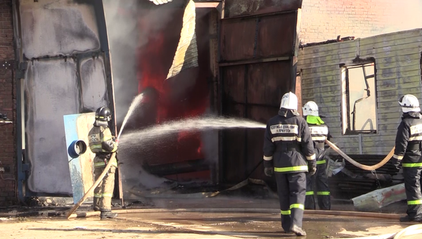 Ликвидация пожара на территории грузового речного порта в Иркутске. 1 октября 2018