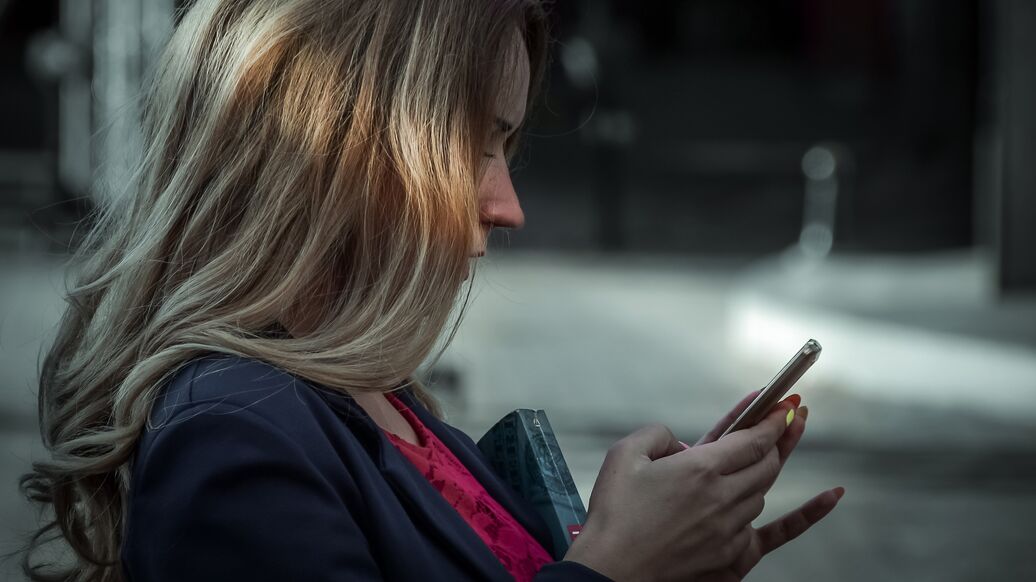 © Pixabay / Pexels<br>Девушка со смартфоном. Архивное фото