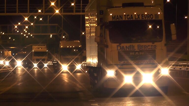 Сотни грузовиков впервые проехали по Крымскому мосту Сотни грузовиков впервые проехали по Крымскому мосту
