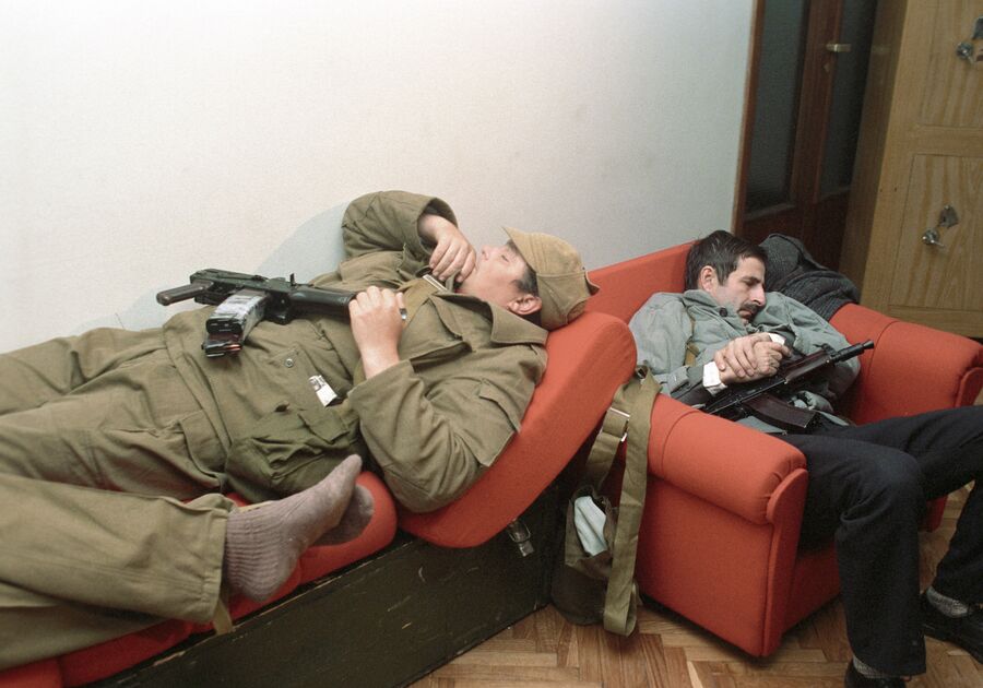 Вооруженные участники октябрьских событий 1993 года спят в одной из комнат Дома Советов РФ