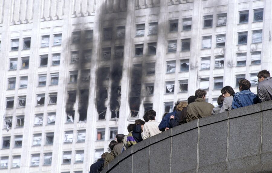 Большое количество зевак, наблюдающих за штурмом здания Дома Советов Российской Федерации