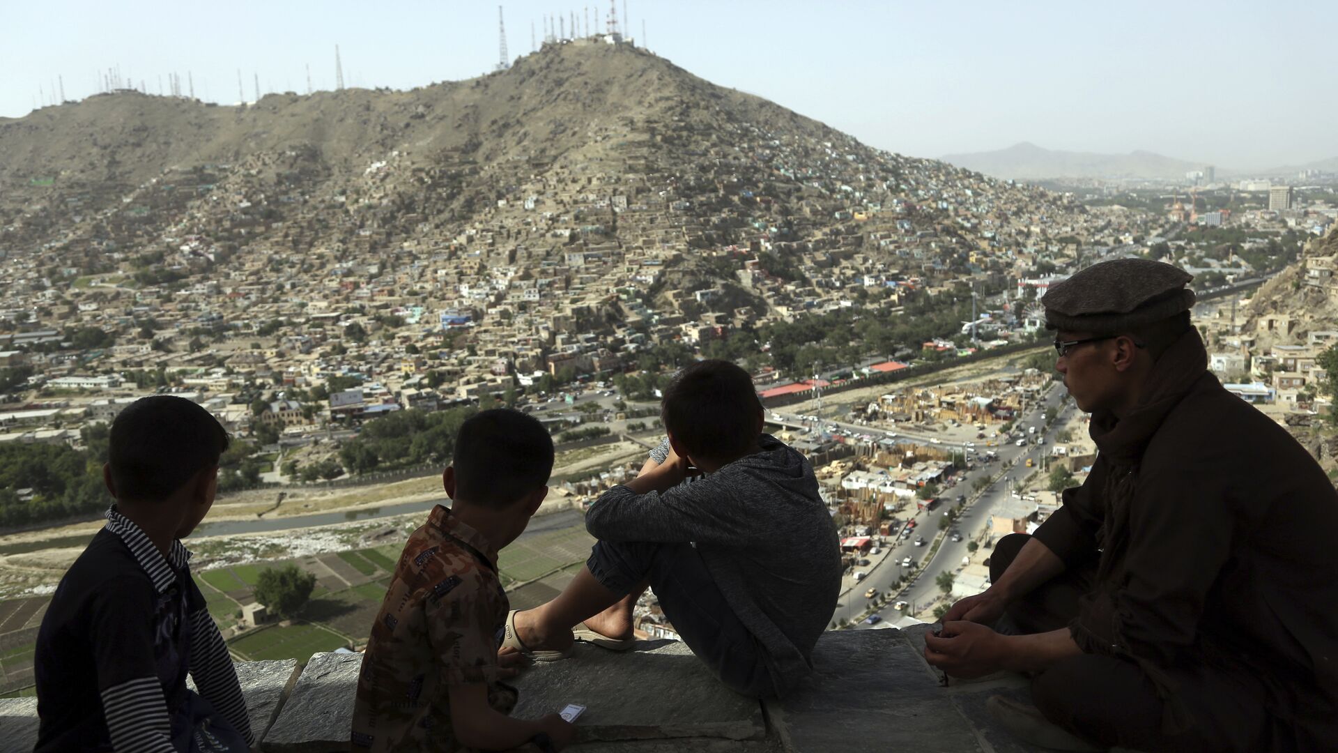 Подростки смотрят на город Кабул - РИА Новости, 1920, 23.01.2021