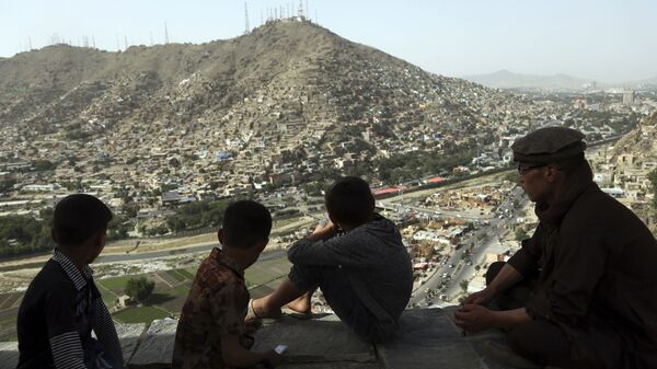 Подростки смотрят на город Кабул