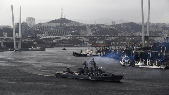 Ордена Нахимова гвардейский ракетный крейсер Варяг в составе отряда кораблей ТОФ выходит из Владивостока в дальний поход. Архивное фото