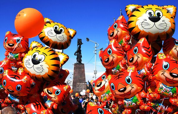 Продажа воздушных шаров, посвященных Дню тигра, на Центральной площади во Владивостоке