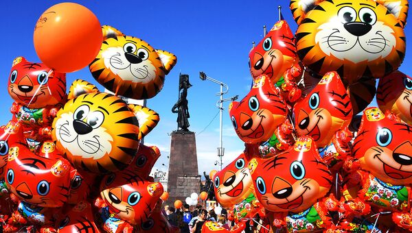 Продажа воздушных шаров, посвященных Дню тигра, на Центральной площади во Владивостоке
