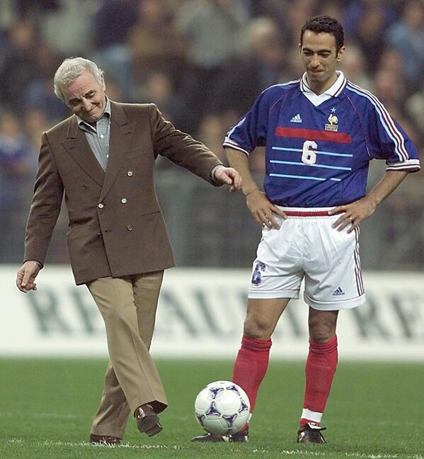 Шарль Азнавур с нападающим Юрием Джоркаевым перед матчем Франция-Армения, 31 марта 1999 год
