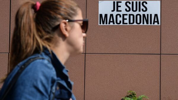 Женщина на улице города Скопье в день голосования на референдуме по межправительственному договору с Грецией о переименовании Македонии
