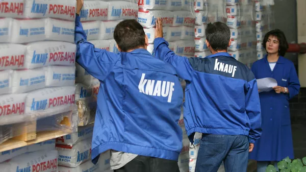 Отгрузка готовых строительных смесей на заводе группы немецких компаний KNAUF в подмосковном Красногорске