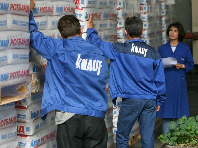 Отгрузка готовых строительных смесей на заводе группы немецких компаний KNAUF в подмосковном Красногорске