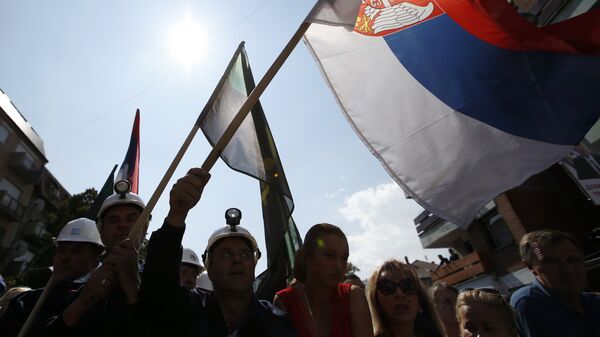Сербы Косово с флагом Сербии во время митинга 