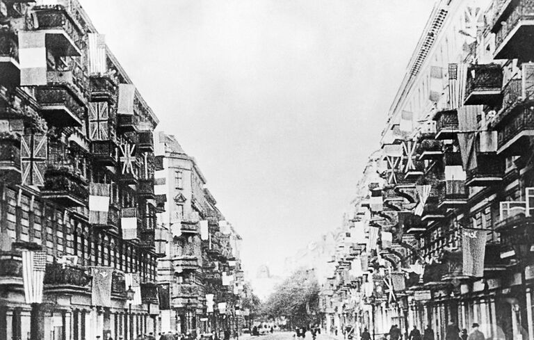 Государственные флаги СССР, США, Великобритании и Франции на одной из улиц Берлина, вывешенные в день подписания Декларации о поражении Германии Государственные флаги СССР, США, Великобритании и Франции на одной из улиц Берлина, вывешенные в день подписания Декларации о поражении Германии