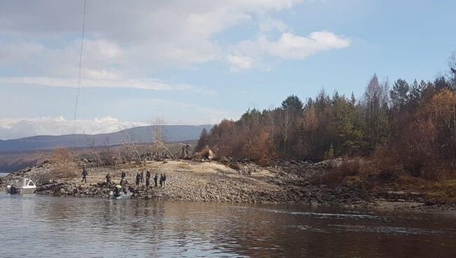 Сотрудники МЧС на месте крушения вертолета Robinson в Иркутской области