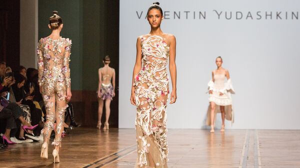 Модели демонстрируют одежду из новой коллекции весна-лето 2019 года модельера Валентина Юдашкина на Неделе моды в Париже7