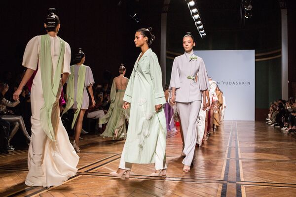 Модели демонстрируют одежду из новой коллекции весна-лето 2019 года модельера Валентина Юдашкина на Неделе моды в Париже