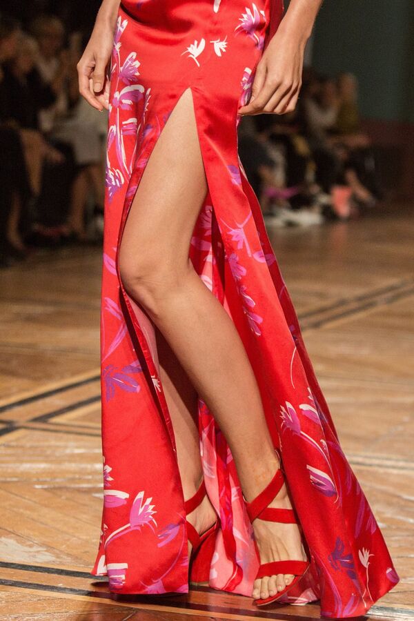 Модель демонстрирует одежду из новой коллекции весна-лето 2019 года модельера Валентина Юдашкина на Неделе моды в Париже