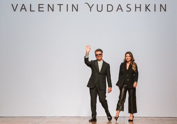 Модельер Валентин Юдашкин и его дочь Галина на показе новой коллекции весна-лето 2019 года модельера В. Юдашкина на Неделе моды в Париже