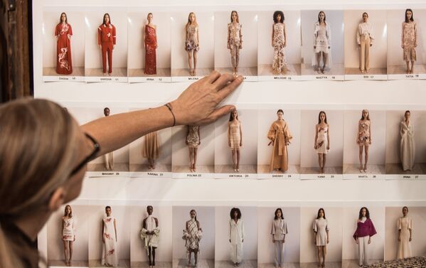 Подготовка к показу новой коллекции весна-лето 2019 года модельера Валентина Юдашкина на Неделе моды в Париже