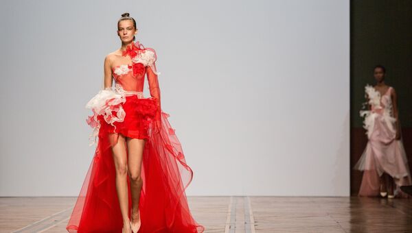 Модель демонстрирует одежду из новой коллекции весна-лето 2019 года модельера Валентина Юдашкина на Неделе моды в Париже