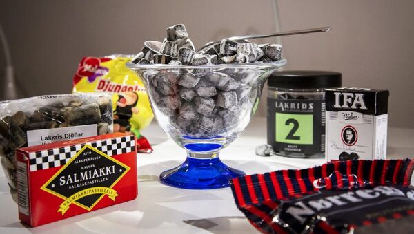 Лакричные конфеты в Музее отвратительной еды в Мальмё, Швеция. Архивное фото